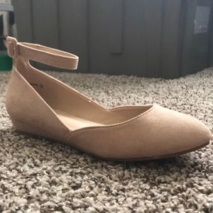 Nude suede flats so 9